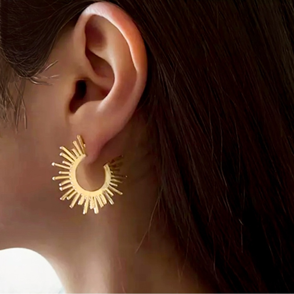 🆕 Gorgeous Dainty 18k Sunburst Hoop Earrings NWT